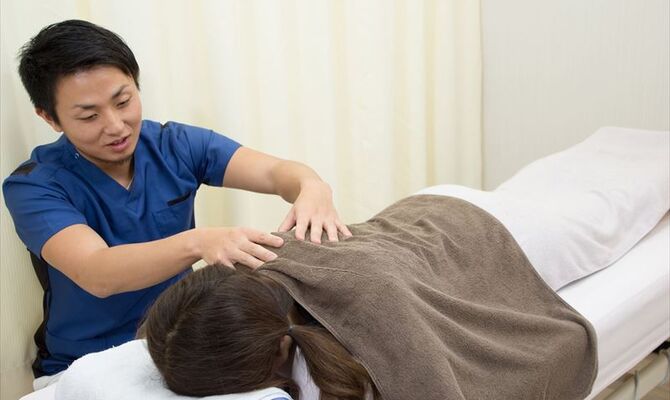 肩の施術を行う男性スタッフ_R_R