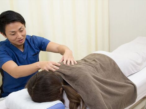 肩の施術を行う男性スタッフ_R_R