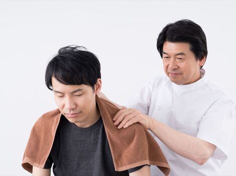 肩をほぐす男性スタッフ_R_R